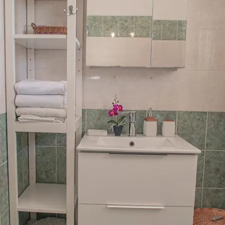 Cozy 1 Bedroom In Walking Distance To The Municipal Apartment