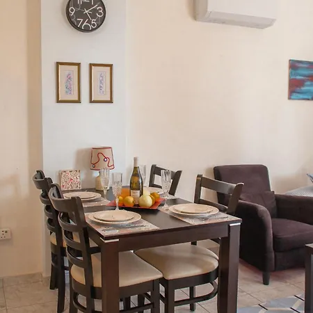 Апартаменты Cozy 1 Bedroom In Walking Distance To The Municipal Пафос