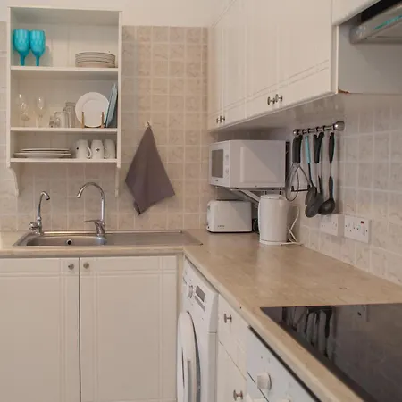 Cozy 1 Bedroom In Walking Distance To The Municipal Апартаменты Пафос