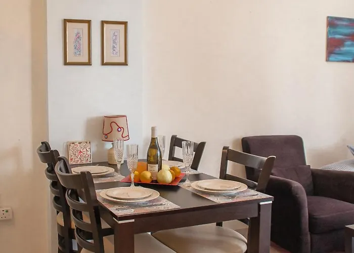 アパート Cozy 1 Bedroom In Walking Distance To The Municipal パ フォス